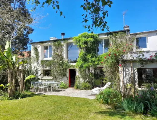 Vue extérieure de la maison, verdure et luminosité
