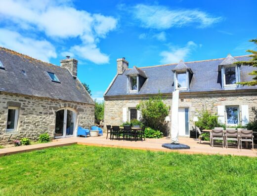 Deux grands gîtes en pierre et leur jardin du domaine de la torche