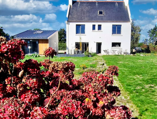 Petite maisonnette avec un jardin fleuri