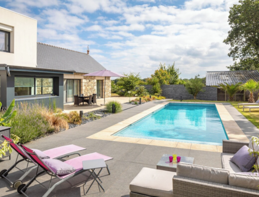 Extérieur de la maison avec piscine